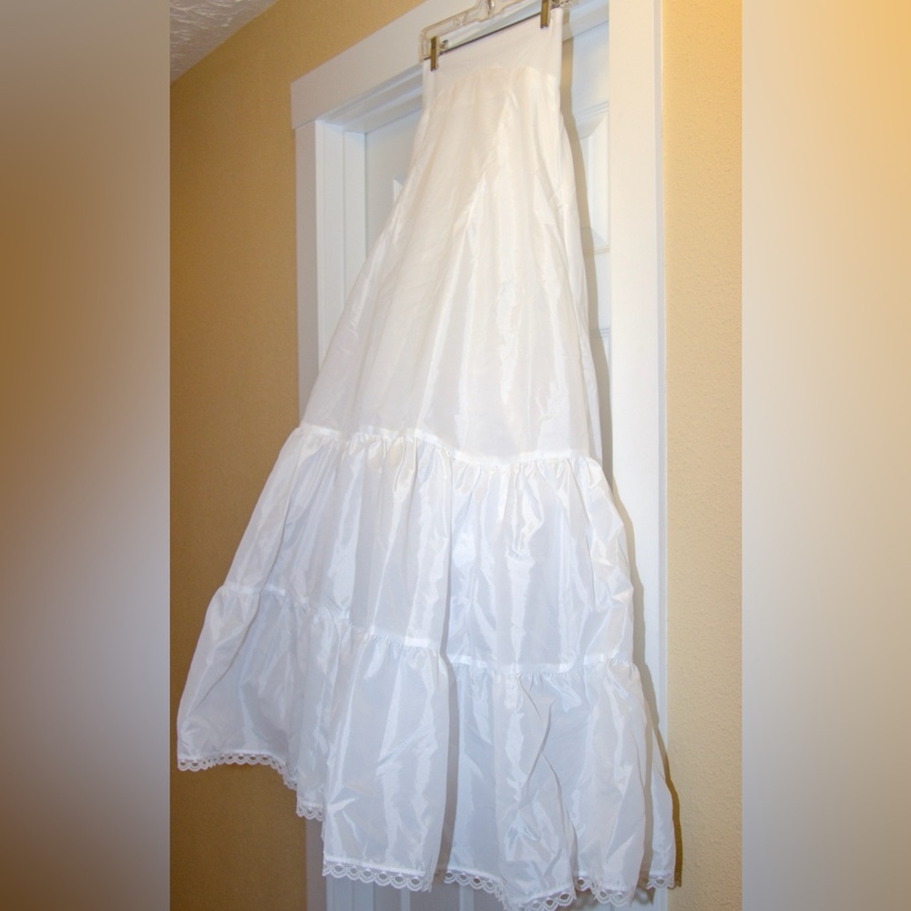 (BUNDLE!) 😍🔥 Wedding Dress, Underskirt, Veil and Bridal Gloves 🥹✨ - Picture 9 of 12